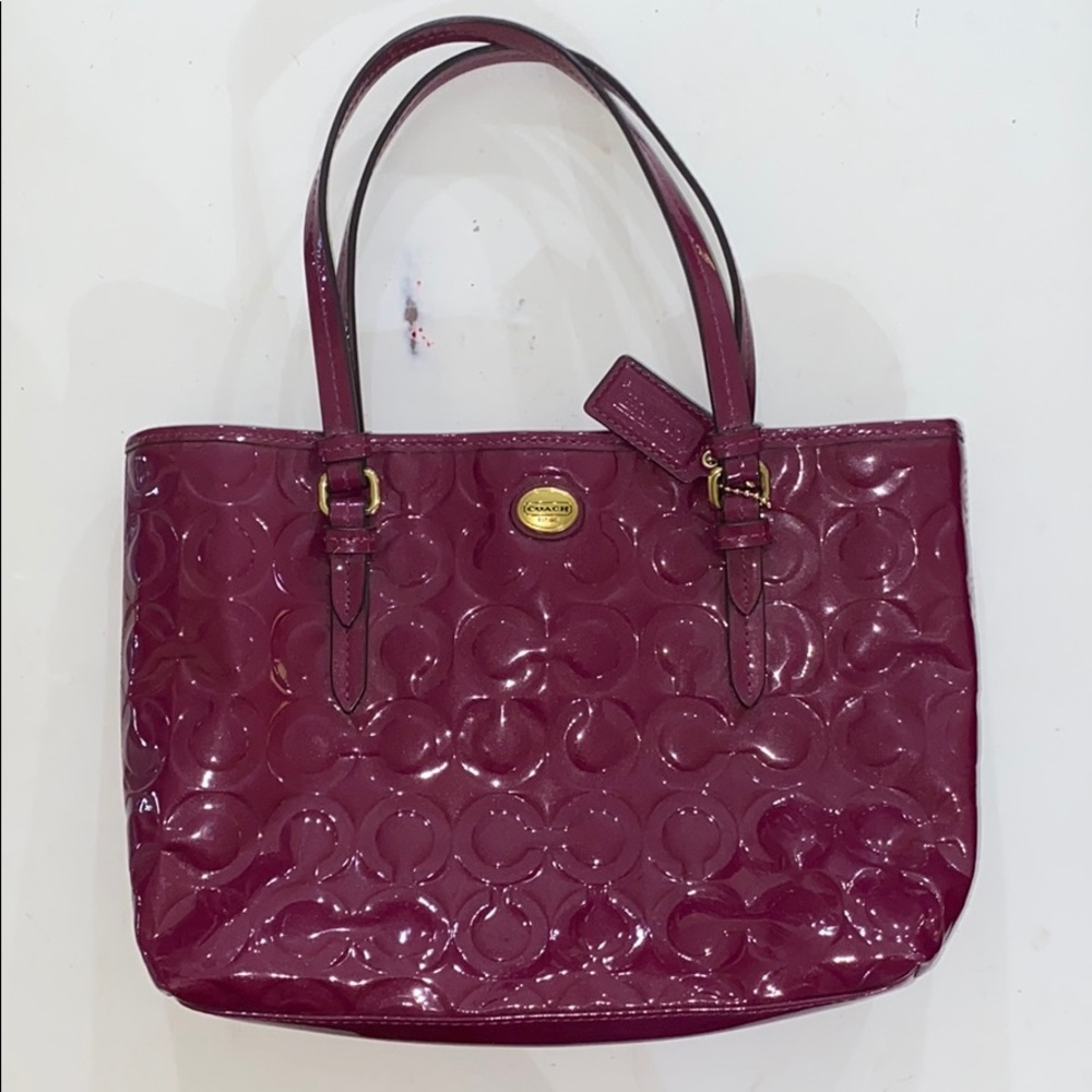 NWOT PEYTON OP ART EMBOSSED PATENT TOP HANDLE TOTE